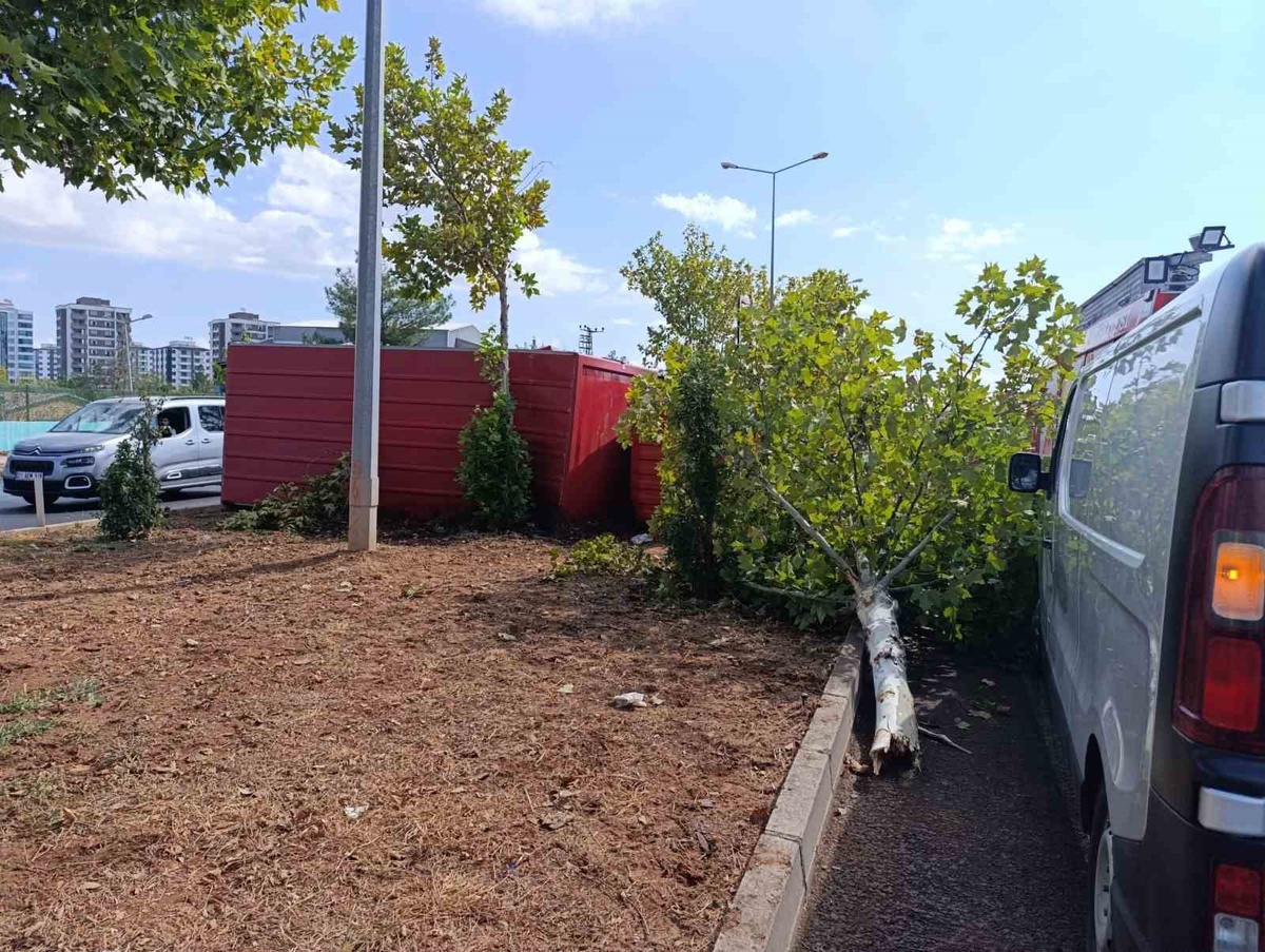 Diyarbakır Sur'da 4 araçlı kazada sıkışan sürücü itfaiye ekiplerince kurtarıldı