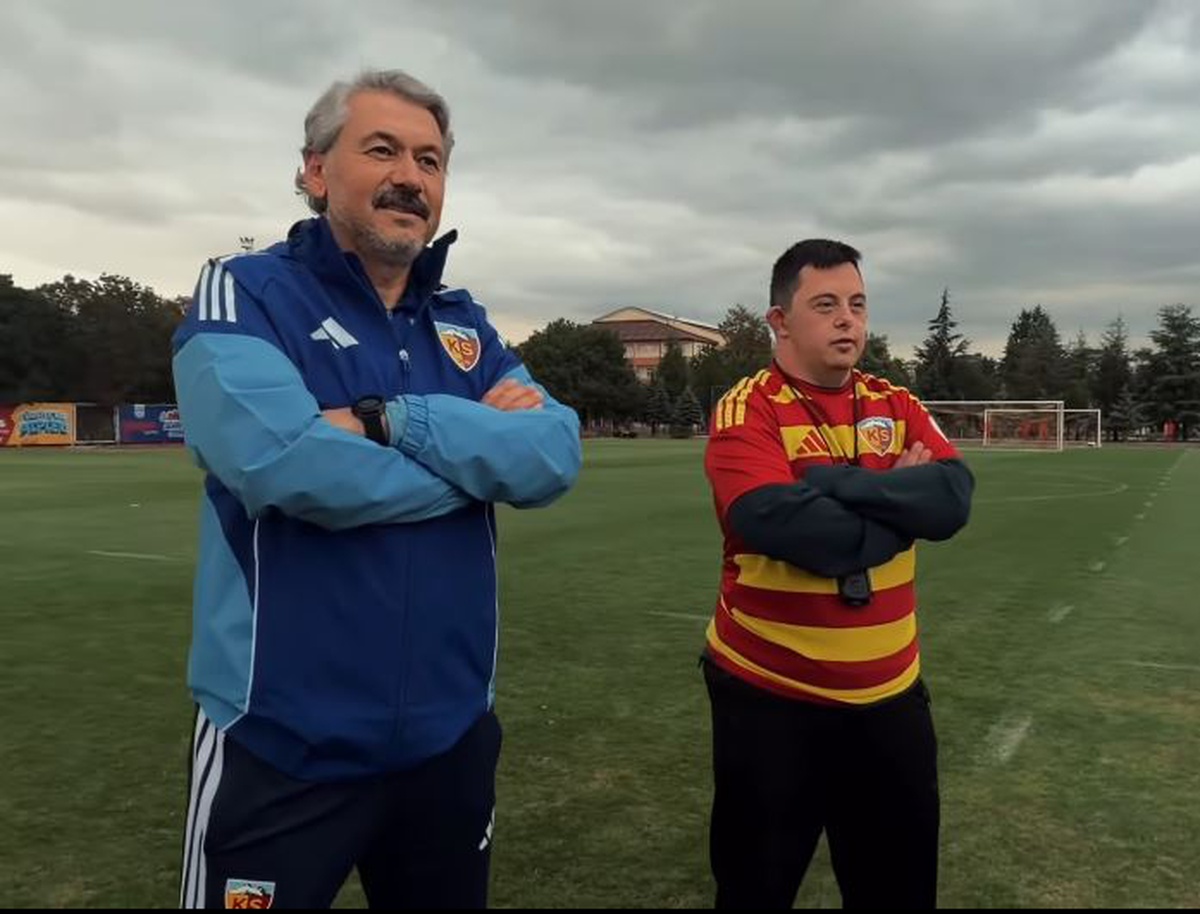 Down sendromlu Mehmet Taşdemir, Kayserispor antrenmanında oyunculara taktik verdi