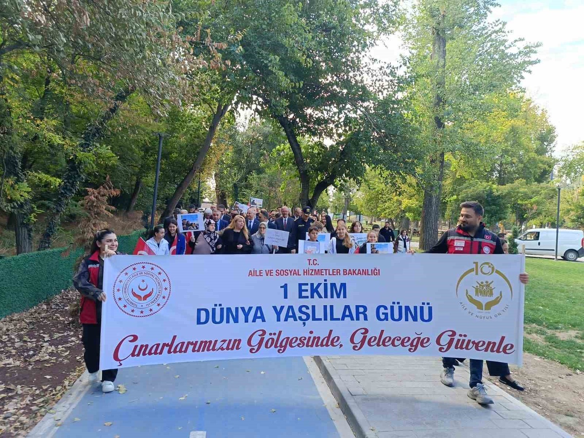 Dünya Yaşlılar Günü'nde Edirne'de 81 ille eş zamanlı farkındalık yürüyüşü düzenlendi
