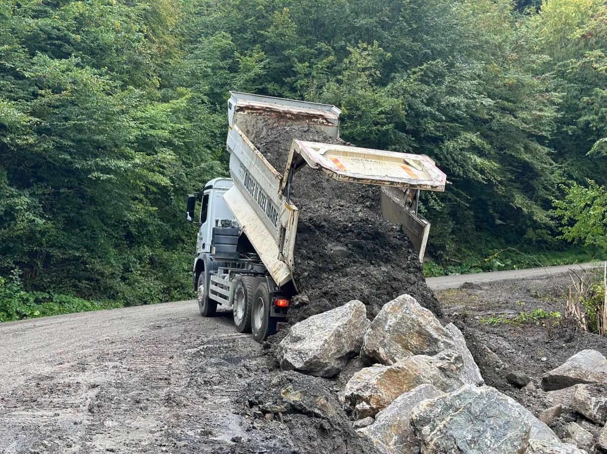 Düzce Kaynaşlı'da ikinci heyelan bölgesinde İl Özel İdaresi taş tahkimatı yaptı