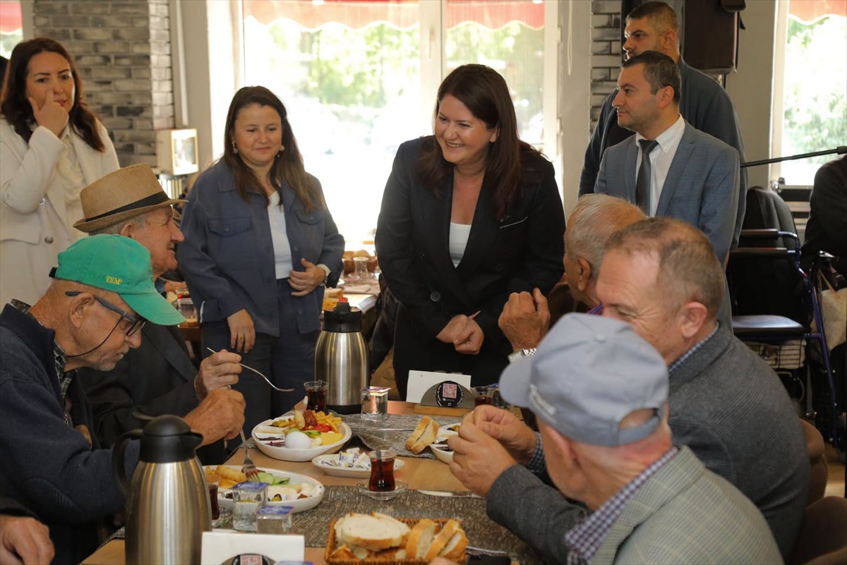 Edirne'de huzurevi sakinleri ve engelli bireyler Dünya Yaşlılar Günü'nde buluştu