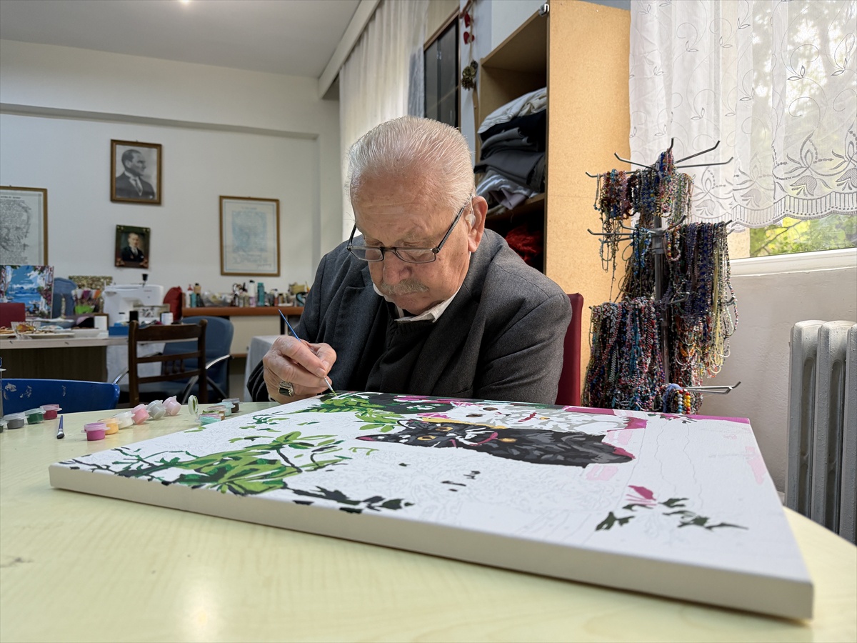 Edirne'de huzurevinde kalan Fetih Çakal, atölyede resim yeteneğini keşfetti
