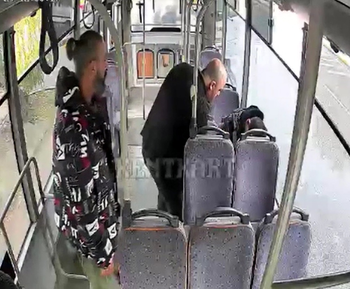 Edirne'de iki midibüs şoförü, nöbet geçiren yolcuya ambulans gelene kadar müdahale etti