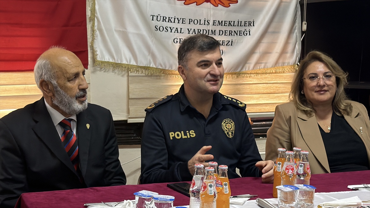 Edirne Emniyet Müdürü, 93 yaşındaki emekli başkomisere plaket takdim etti