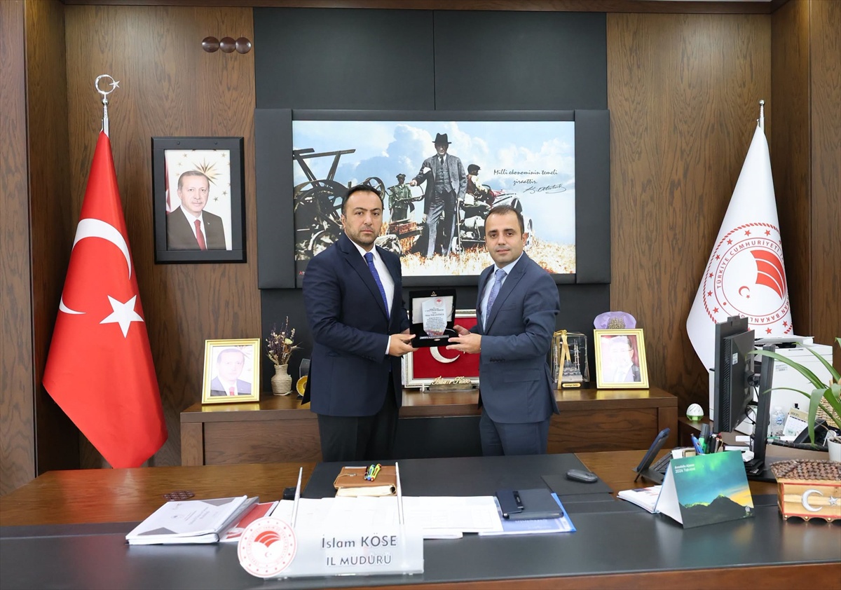 Edirne İl Tarım ve Orman Müdürü Köse, görevinden ayrılan Toğantimur'a plaket verdi