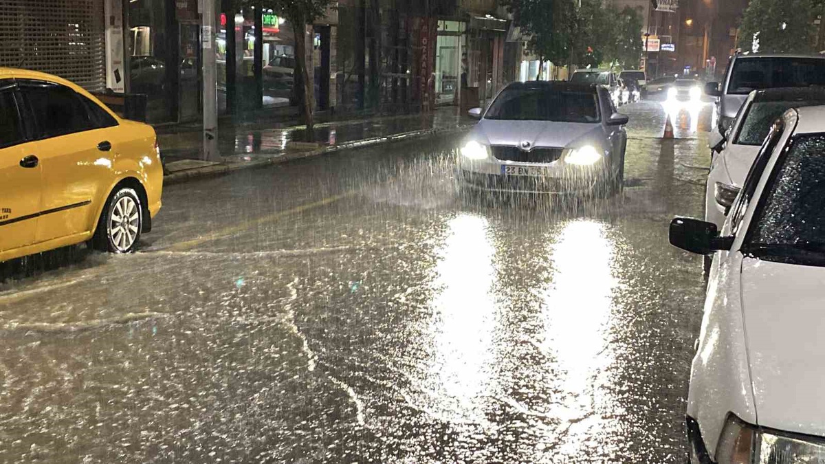 Elazığ'da sağanak hayatı olumsuz etkiledi, sürücüler zor anlar yaşadı