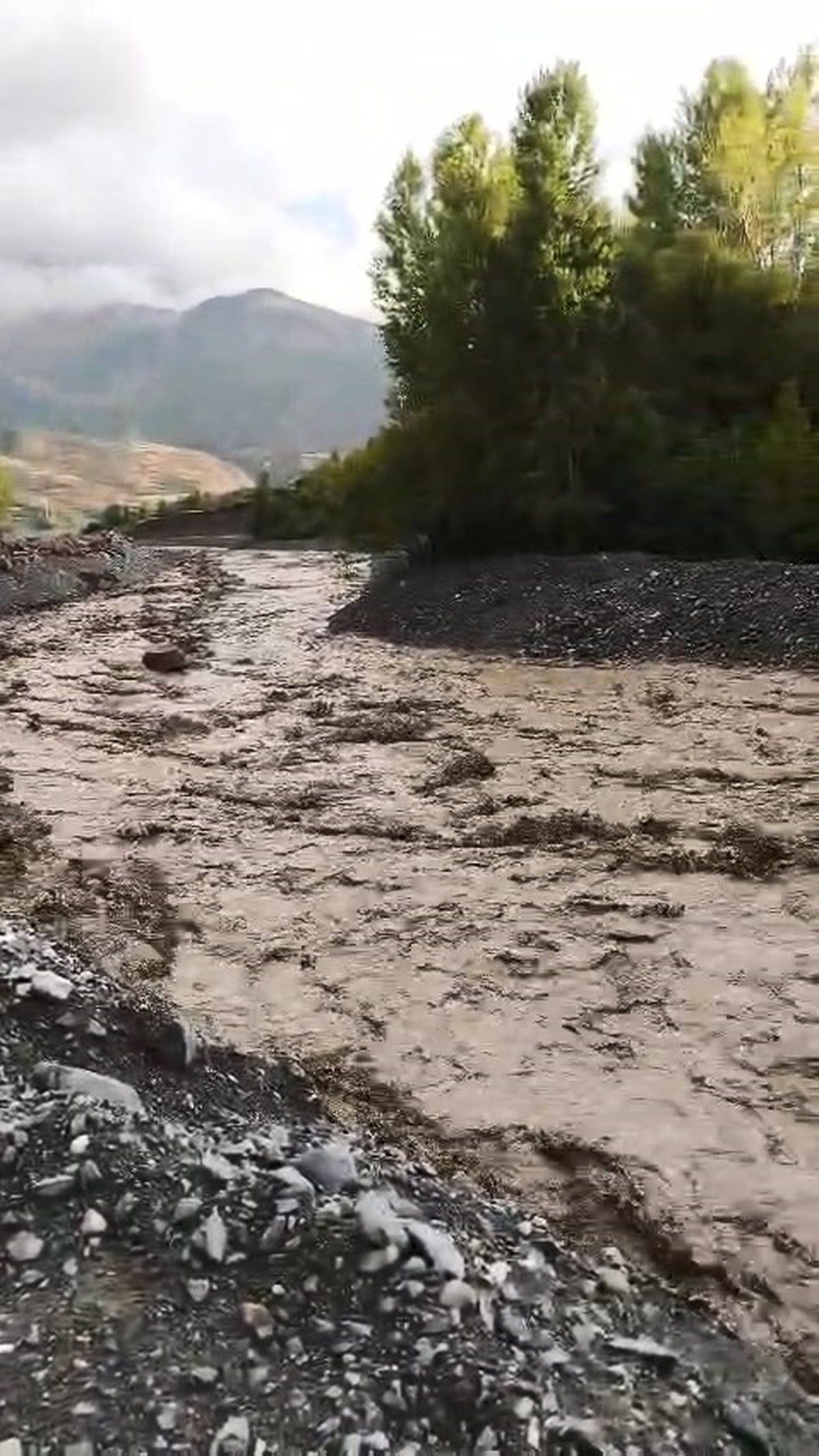 Elazığ Palu'da şiddetli yağış köylerde sele yol açtı, yollar kullanılamaz hale geldi