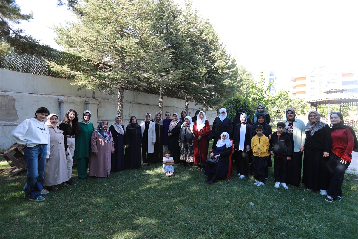 Erciş Kaymakamı Ahmed Çelik'in eşi Havva Çelik, şehit annelerini ağırladı