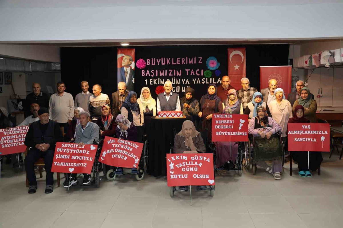 Erzurum'da 1 Ekim Dünya Yaşlılar Günü yürüyüşünde büyüklerle pasta kesildi