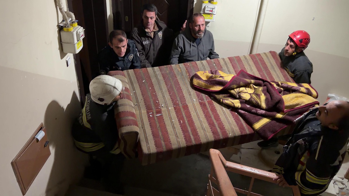 Erzurum'da 2 yıl hapis cezasıyla aranan B.A., çatıya çıkınca 1 saatte ikna edildi