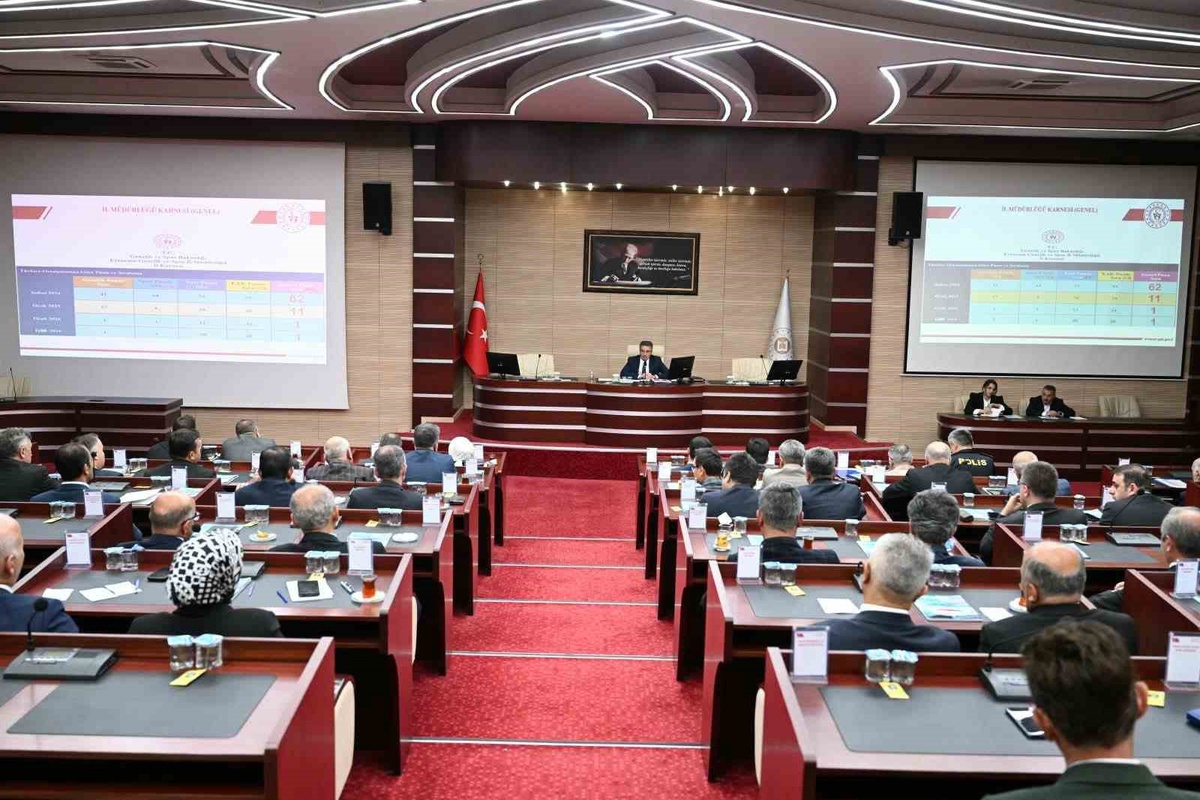 Erzurum'da İl İdare Şube Başkanları Toplantısı Vali Aydın Baruş başkanlığında yapıldı