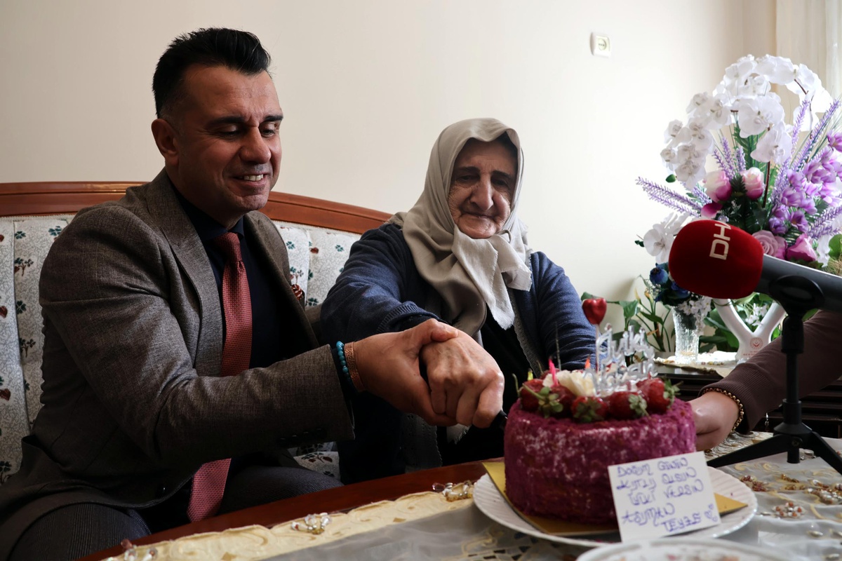 Erzurum'da yalnız yaşayan 85 yaşındaki Asuman Atasever'e doğum günü sürprizi yapıldı