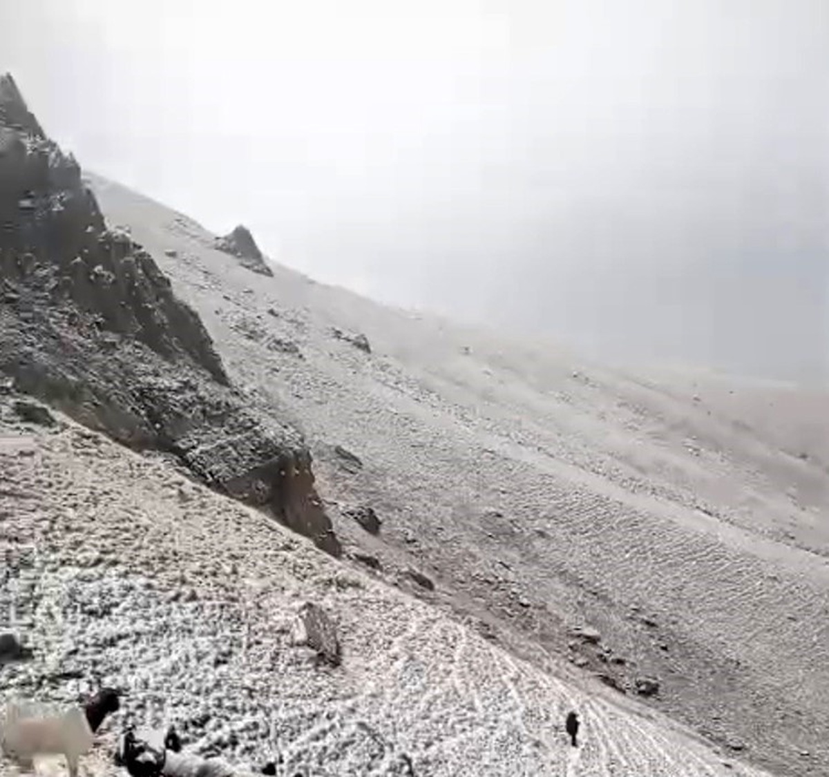 Erzurum Karayazı'da Çakmak Dağı mevsimin ilk karıyla beyaza büründü