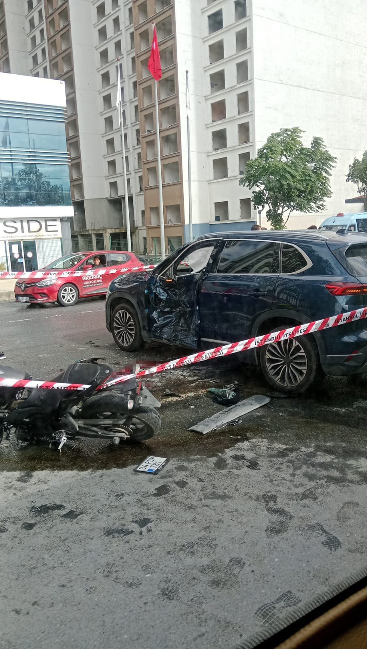 Esenyurt'ta motosiklet ile otomobil çarpıştı, 19 yaşındaki motosiklet sürücüsü öldü
