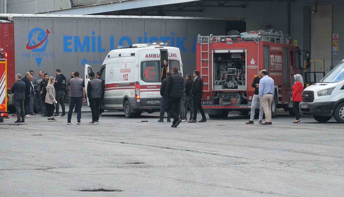 Esenyurt'taki market deposunda iki TIR arasında kalan işçi hayatını kaybetti