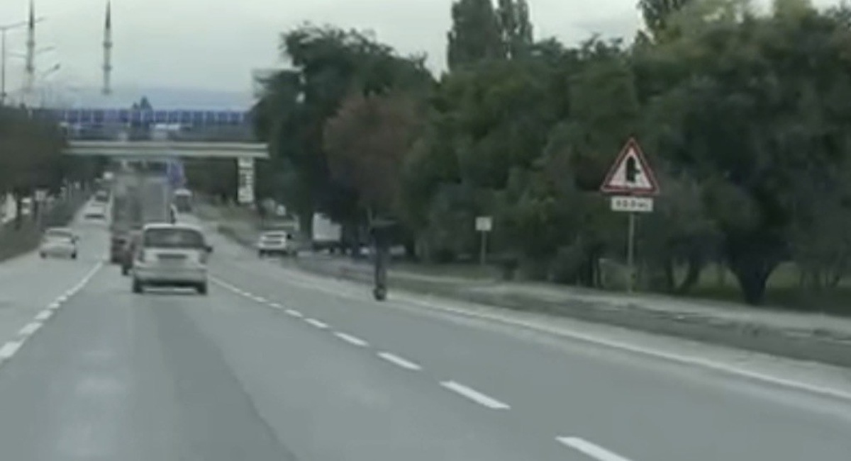 Eskişehir çevreyolunda kasksız scooter sürücüsü trafiği tehlikeye attı