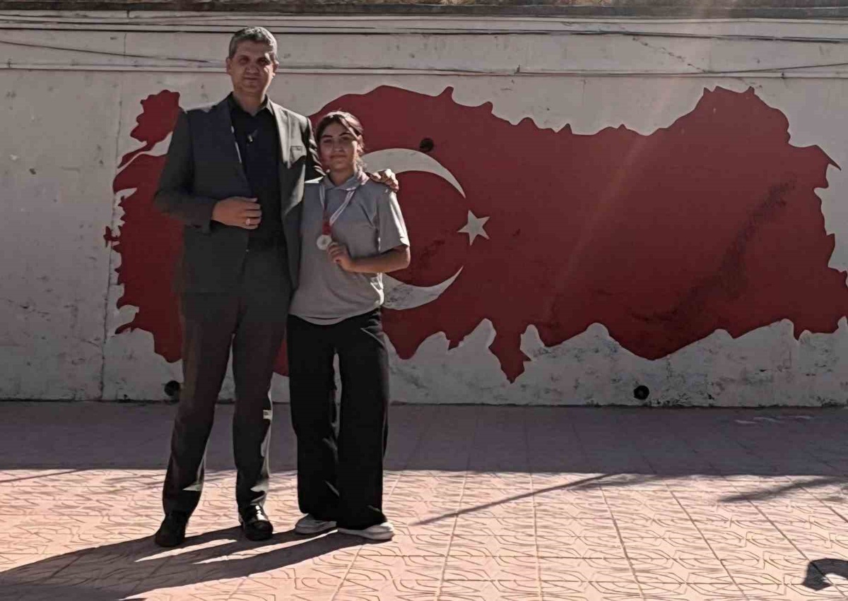 Eskişehir'de 7. sınıf öğrencisi Ravza Nur Kaçan, Kick Boksta Türkiye birincisi oldu