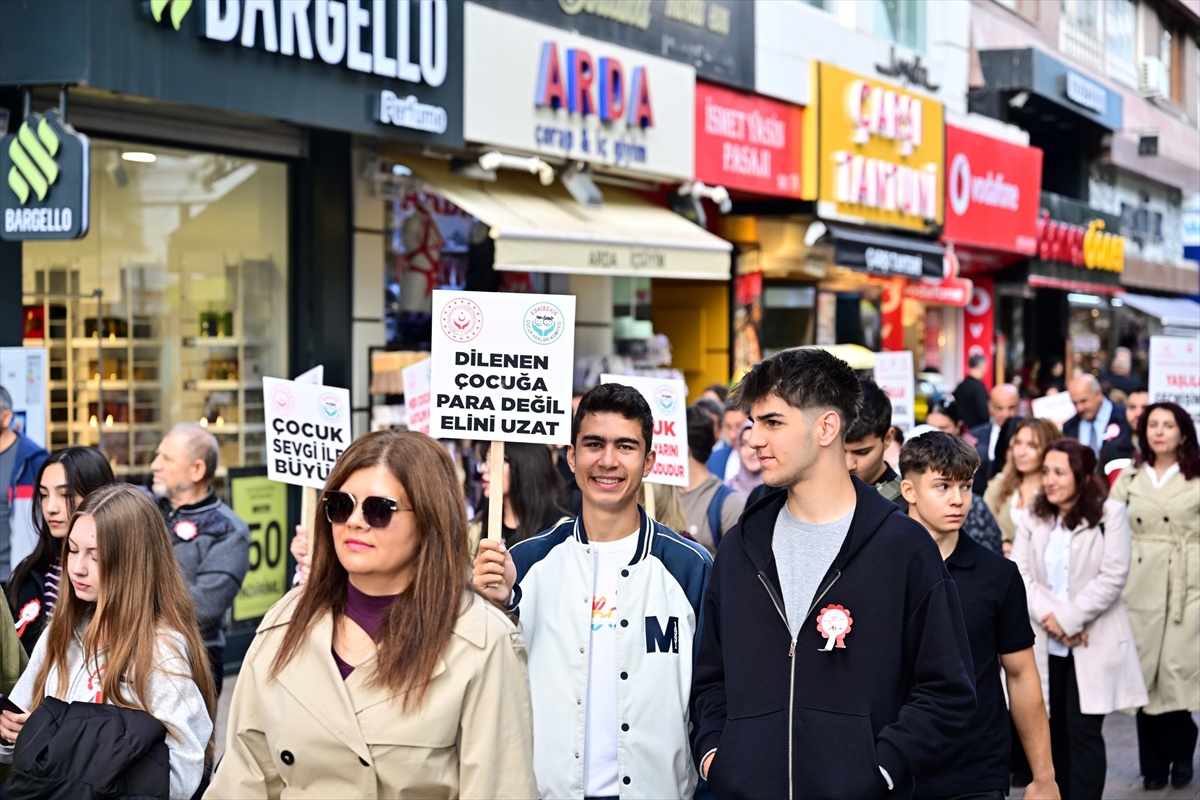 Eskişehir'de Dünya Yaşlılar Günü yürüyüşüne 210 çocuk, genç ve yaşlı katıldı
