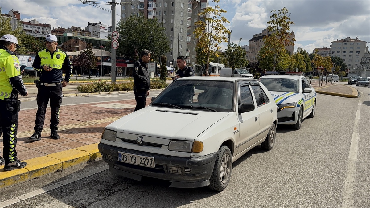 Eskişehir'de kovalamacada çantada uyuşturucu bulundu, 515 bin lira ceza kesildi