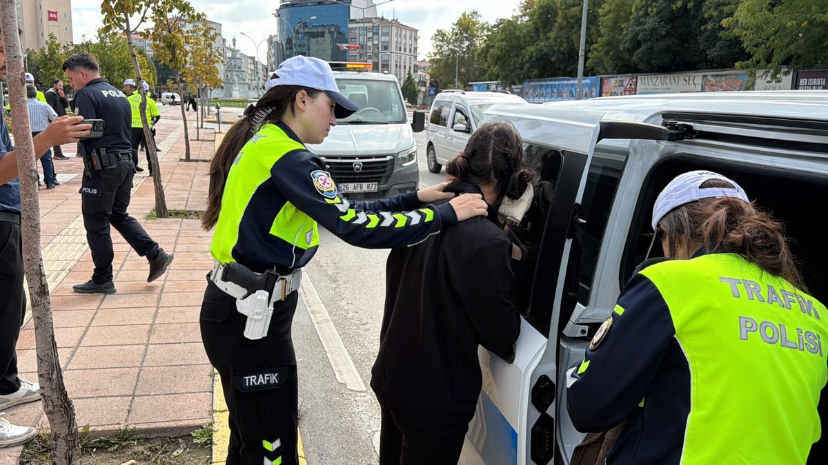 Eskişehir'de polisten kaçan araçta uyuşturucu bulundu, 2 kişi gözaltına alındı