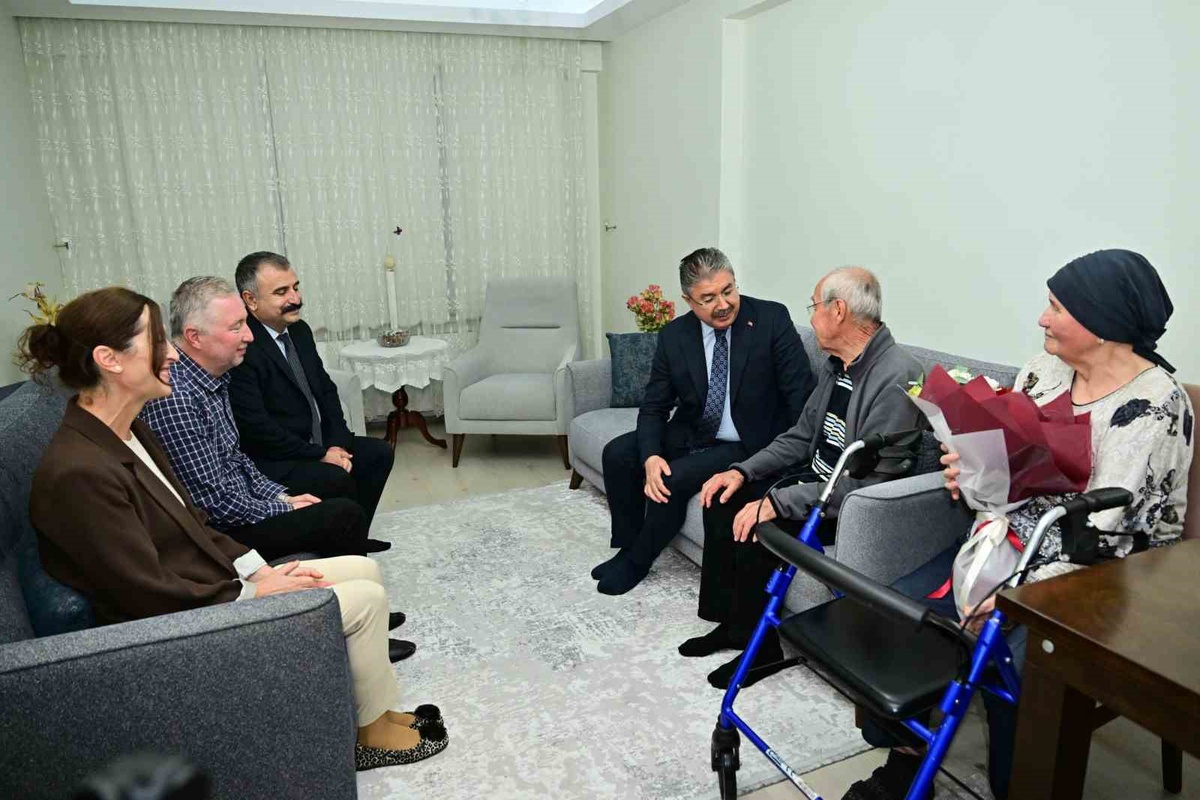 Eskişehir Valisi Yılmaz, Dünya Yaşlılar Günü'nde yaşlı vatandaşı evinde ziyaret etti