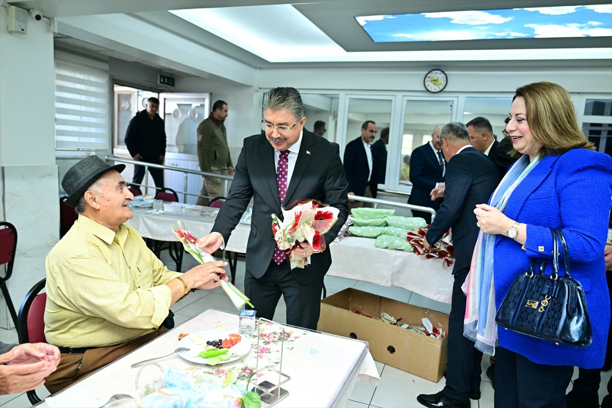 Eskişehir Valisi Yılmaz ve eşi, Yaşlılar Günü'nde huzurevi sakinleriyle pasta kesti