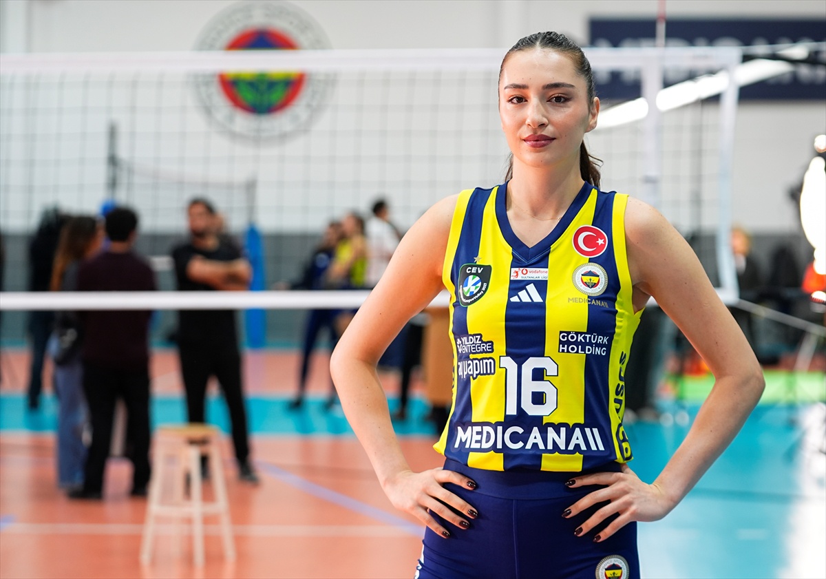 Fenerbahçe'nin yeni transferleri Saliha Şahin ve Ogbogu forma giymek istiyorlar.