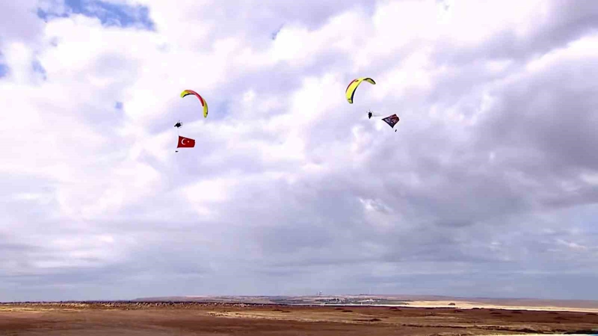 GAP Havalimanı'nda TEKNOFEST Güneydoğu'nun ikinci gününde paramotor uçuşu yapıldı