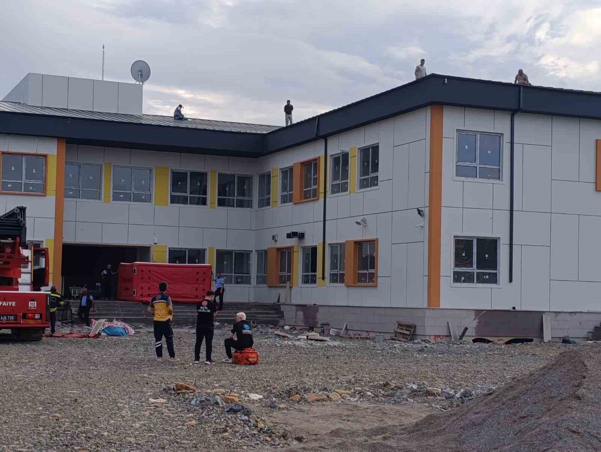 Gaziantep İslahiye'de 4 işçi, alacak iddiasıyla okul çatısında eylem başlattı
