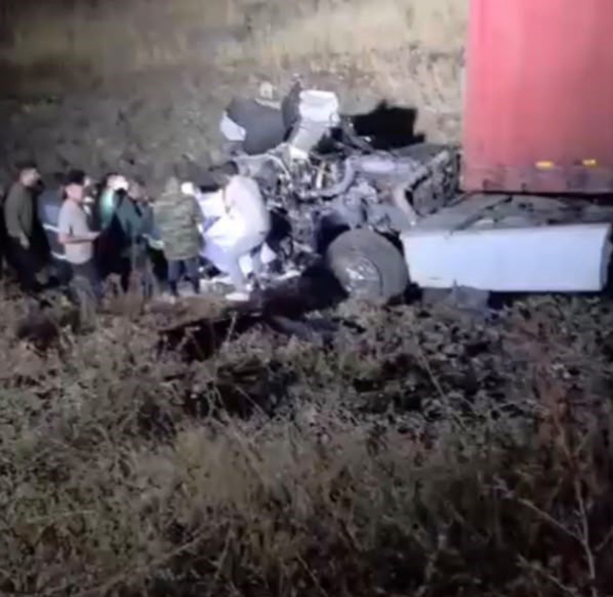 Gaziantep İslahiye'de tır şarampole uçtu, sürücü hastaneye kaldırıldı