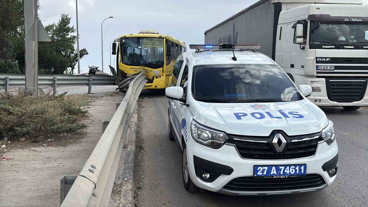 Gaziantep’te halk otobüsü demir bariyerlere çarptı: 9 yaralı