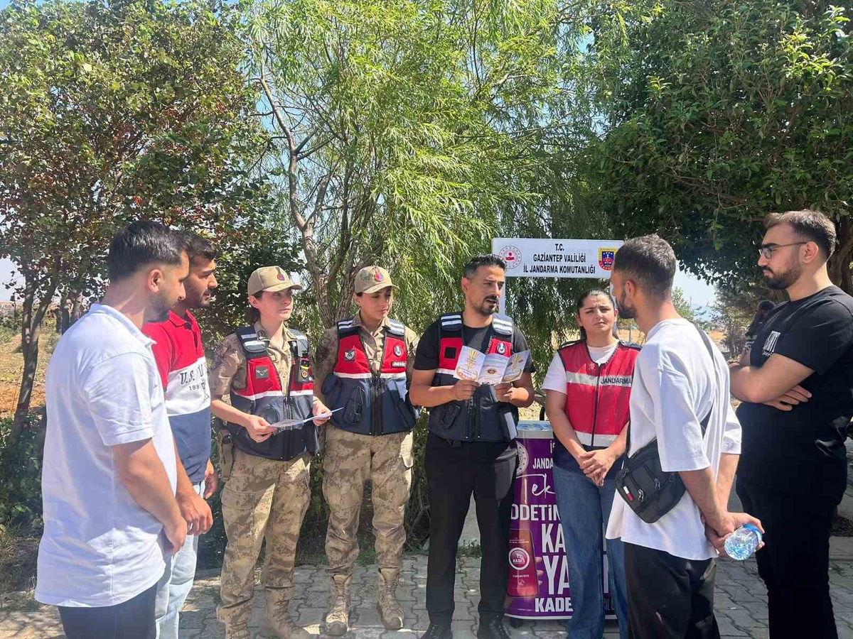 Gaziantep'te jandarma, 213 öğrenciye KADES ve terör konusunda eğitim verdi
