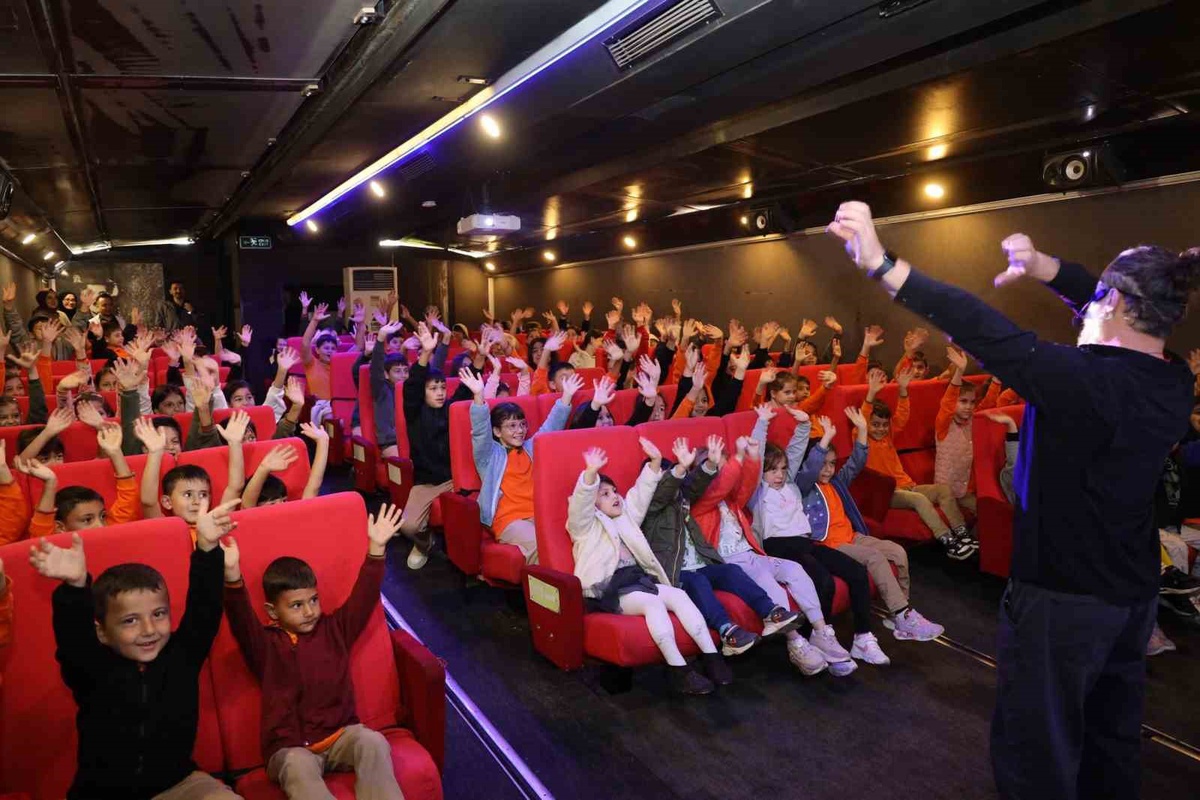 Gezen Sinema Tırı, Düzce Kaynaşlı'da köy okulu öğrencilerine sinema keyfi yaşattı