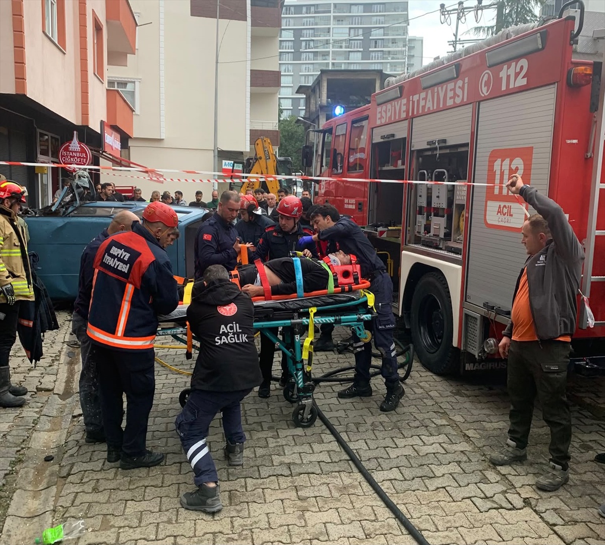 Giresun Espiye'de otomobil binaya çarpıp devrildi, sürücü yaralandı
