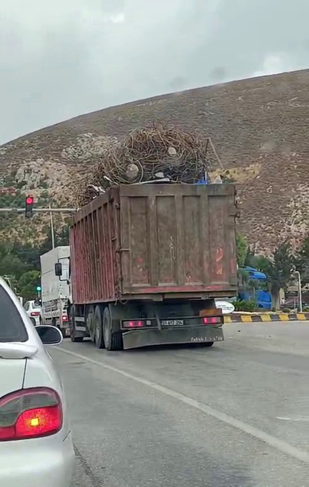 Hatay'da hurda demir yüklü tır trafikte tedirgin etti, sürücüye 3 bin TL ceza kesildi