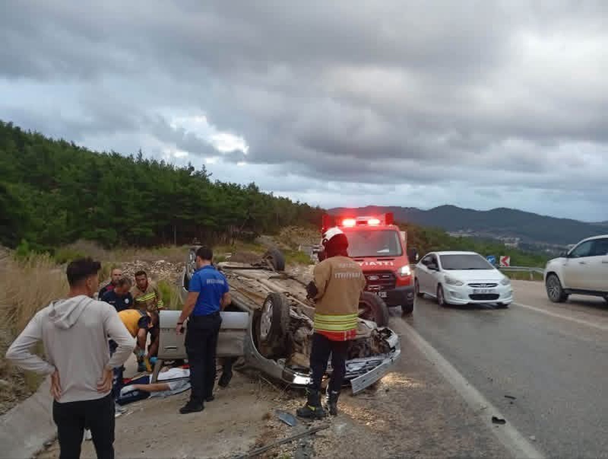 Hatay Yayladağı'nda ters dönen otomobilin sürücüsü itfaiye tarafından yaralı kurtarıldı