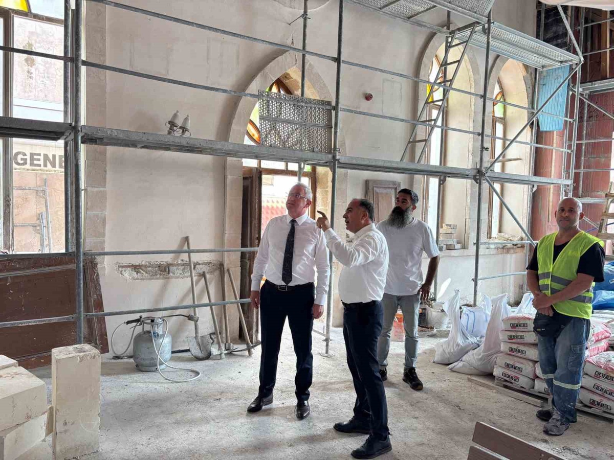 İskenderun Kaymakamı, restorasyon süren Rum ve Süryani Katolik kiliselerini inceledi