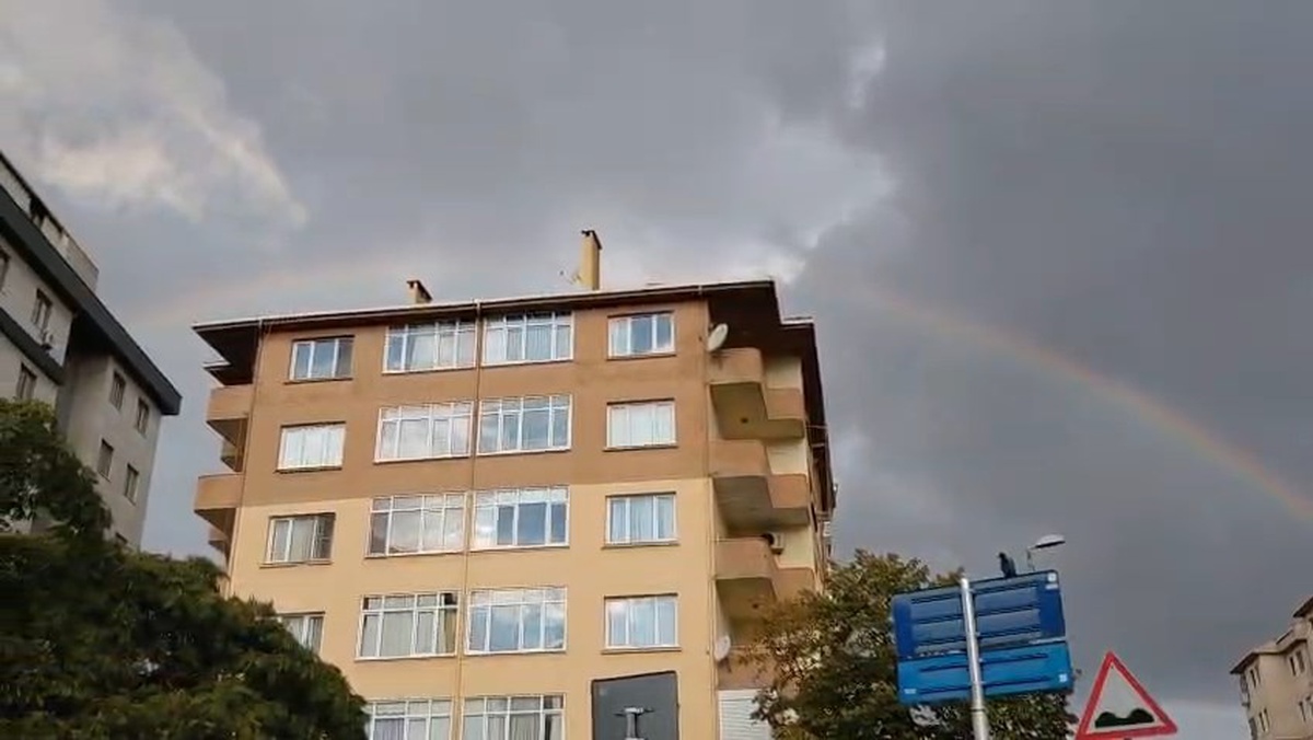 İstanbul Ataşehir'de yağmurun ardından sabah gökkuşağı oluştu