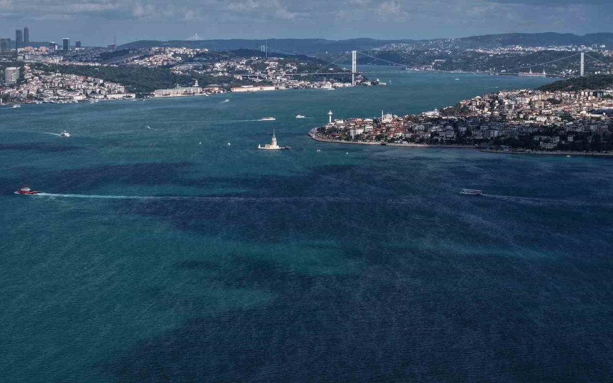 İstanbul Boğazı yağışların ardından alg patlamasıyla turkuaza büründü