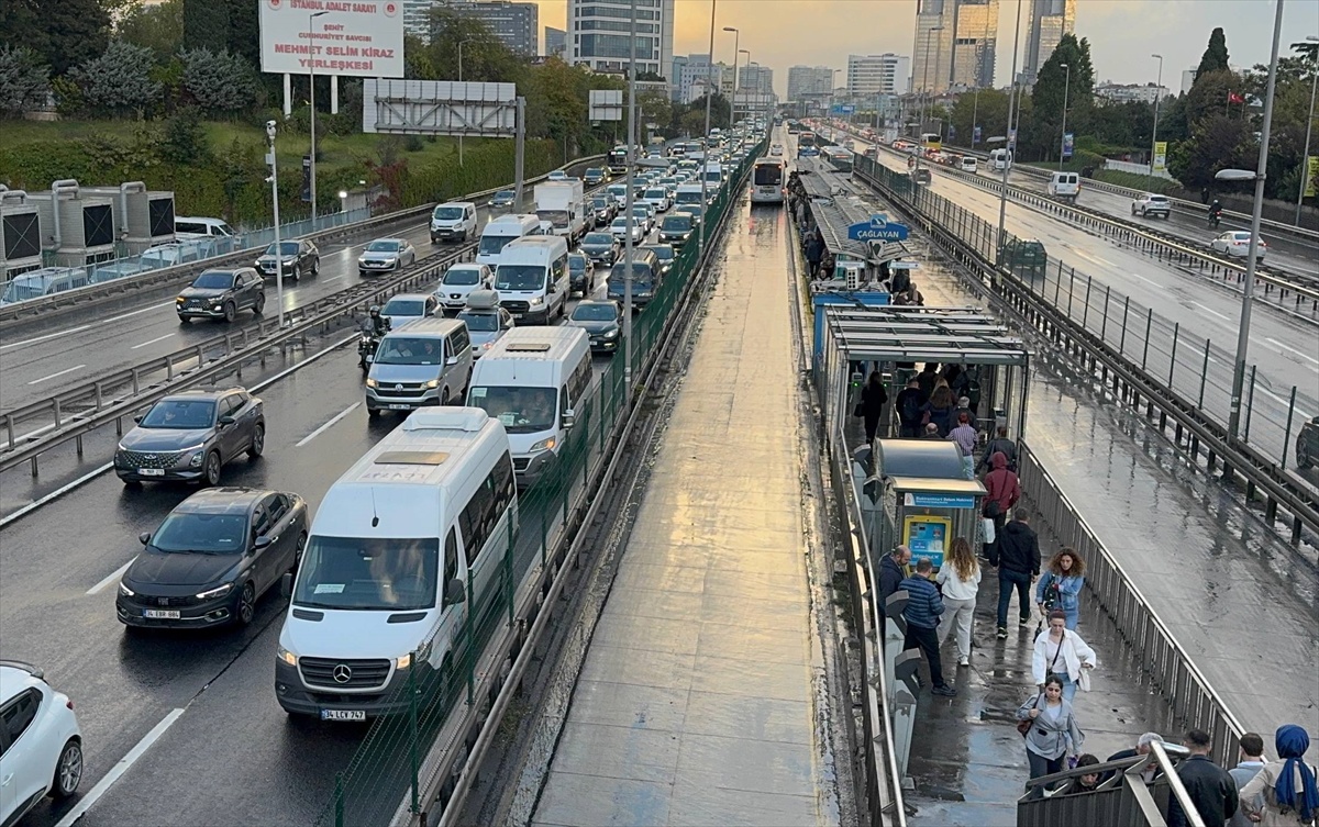 İstanbul'da akşam saatlerinde trafik yoğunluğu yüzde 81'e çıktı