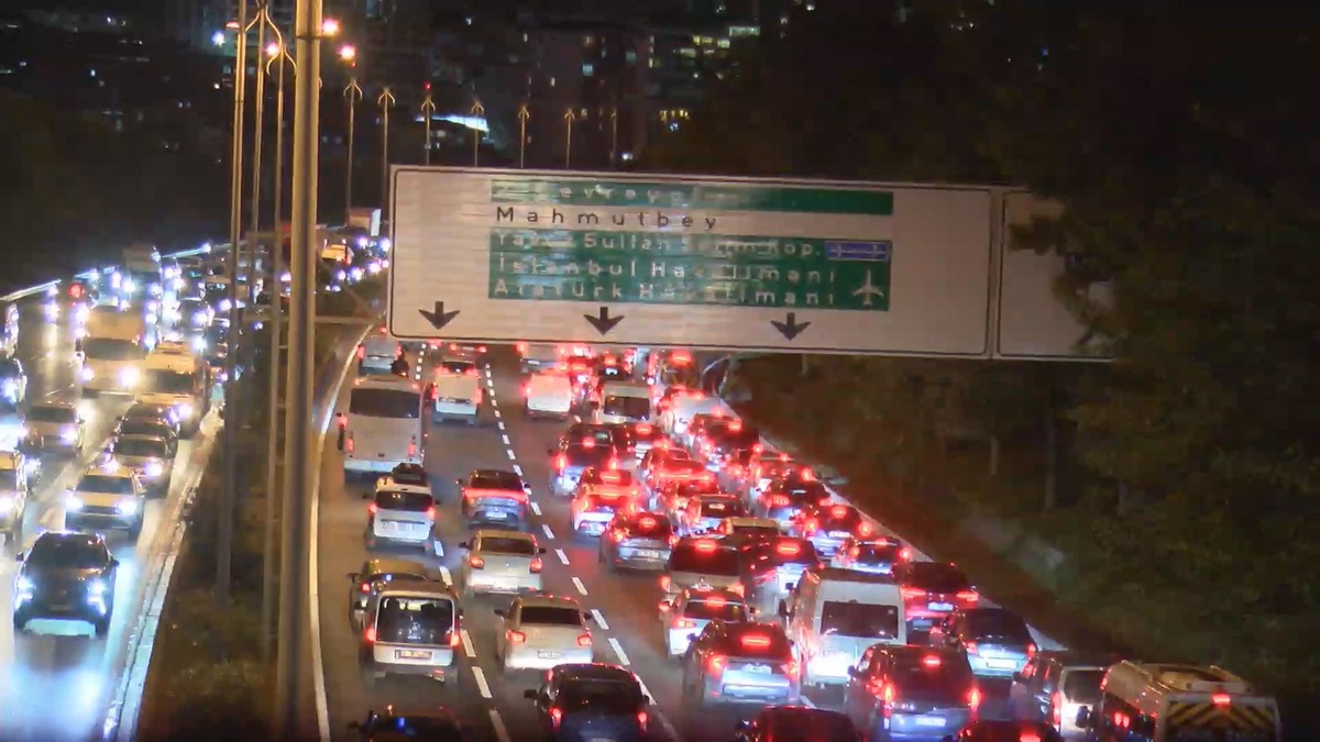 İstanbul'da akşam trafiği yağışla durma noktasına geldi, yoğunluk yüzde 89'a ulaştı