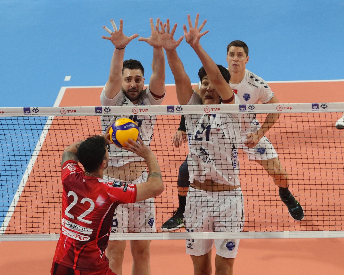 İzmir'de Ziraat Bankkart, TÜGİAD Ege Uluslararası Voleybol Turnuvası'nı kazandı