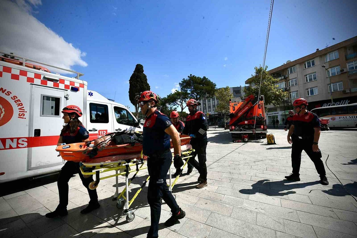 İZSU Buca binasındaki tatbikatta mahsur personel İZSUKUT ile kurtarıldı