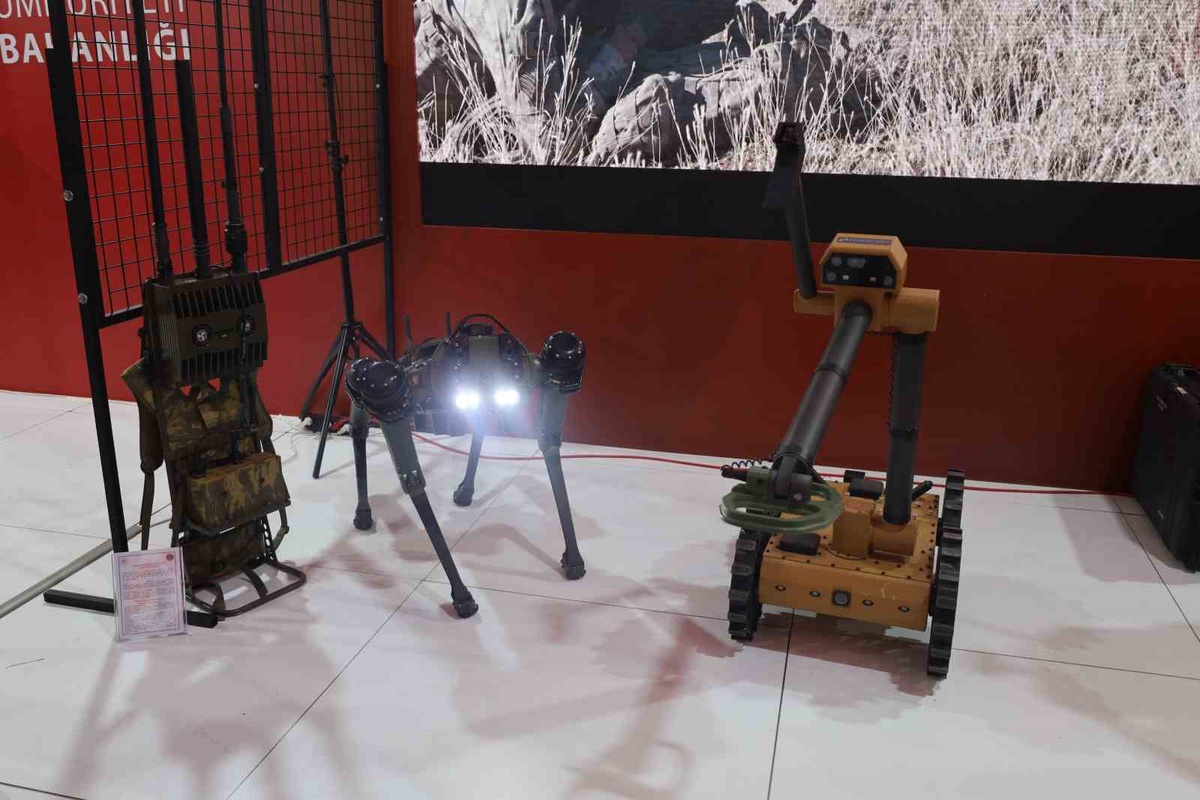 Jandarma ÖMAT'ın yerli dört bacaklı robot sistemi TEKNOFEST Güneydoğu'da sergilendi