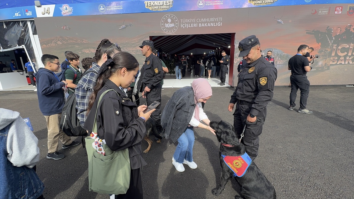 JÖAK'ın operasyon köpekleri TEKNOFEST Güneydoğu'da çocukların ilgisini çekiyor