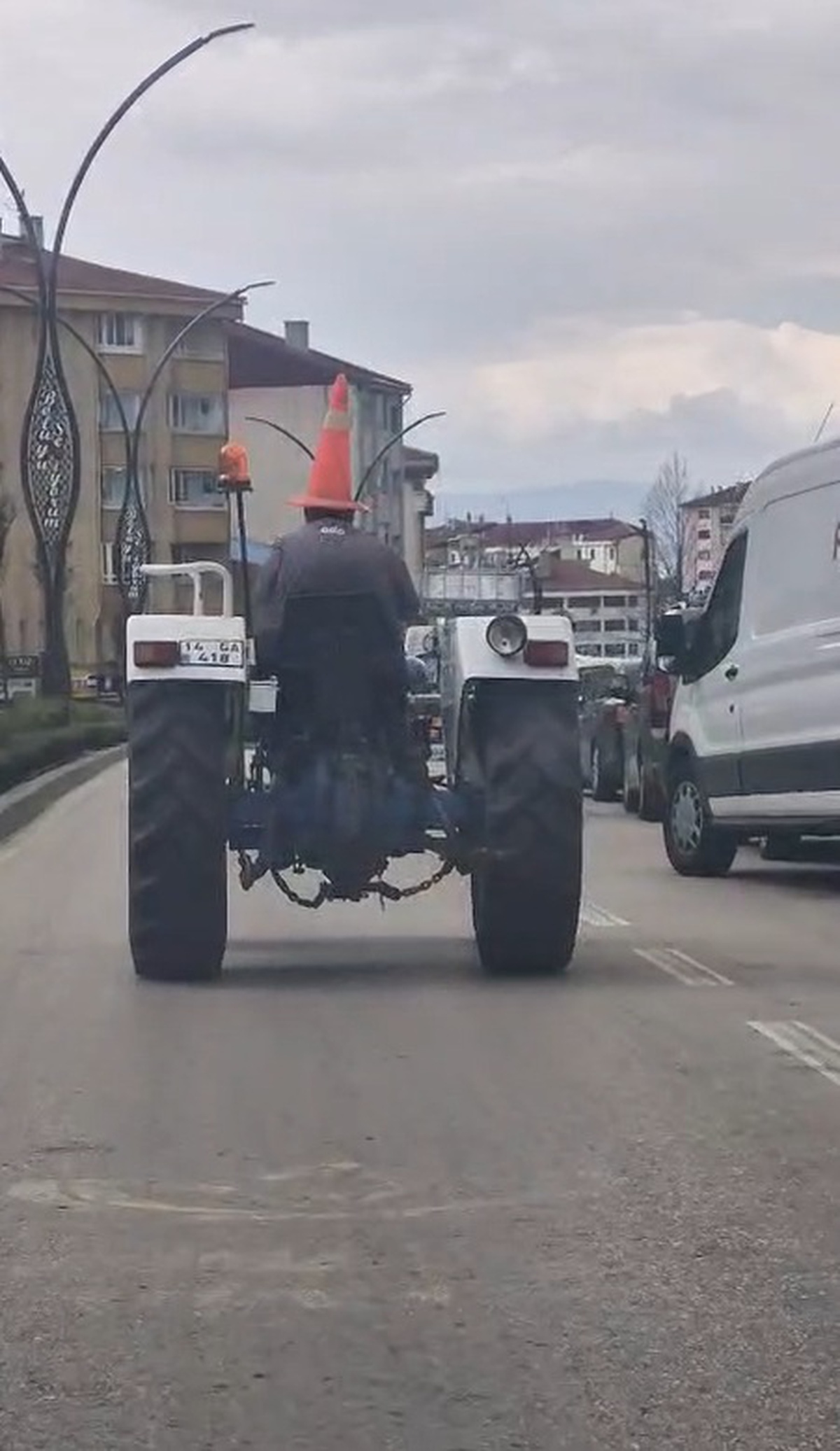 Kafasına taktığı dubayla traktörle trafikte ilerledi