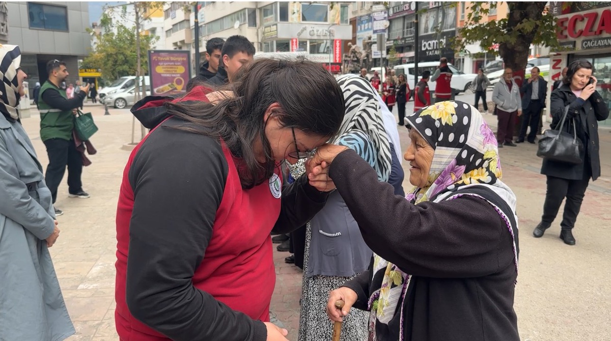 Karabük'te Dünya Yaşlılar Günü yürüyüşünde gençler yaşlıların elini öptü