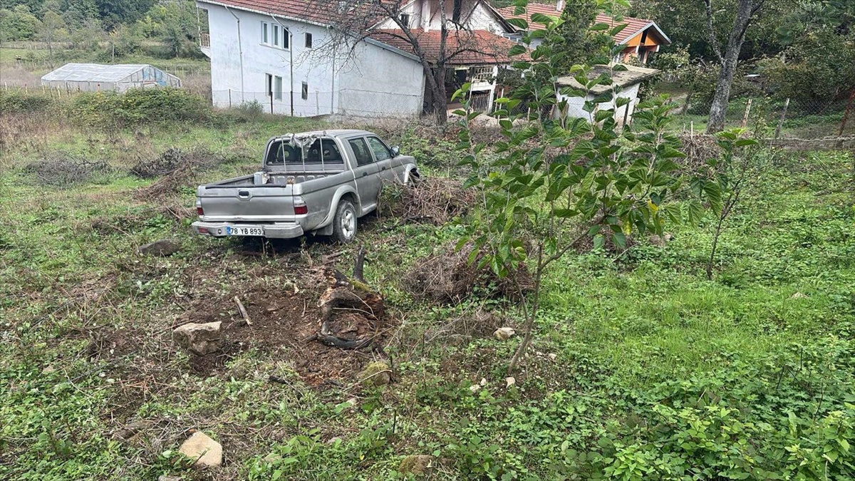 Karabük Yenice'de pikap otomobile çarpıp evin bahçesine girdi, 2 kişi yaralandı