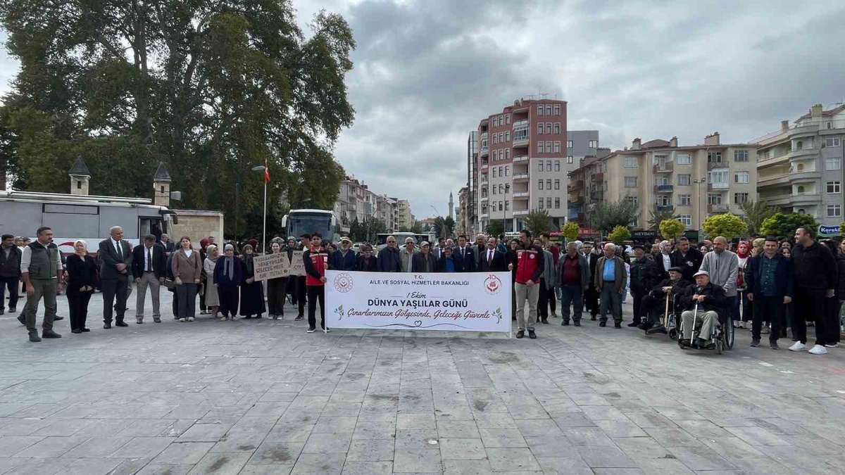 Karaman'da huzurevi sakinleri ve öğrenciler yaşlılar için farkındalık yürüyüşü yaptı