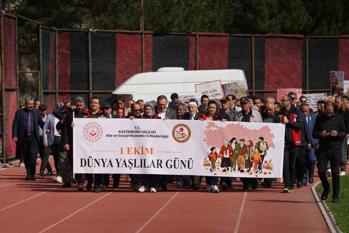 Kastamonu'da Dünya Yaşlılar Günü yürüyüşü gençlerle yaşlıları buluşturdu.